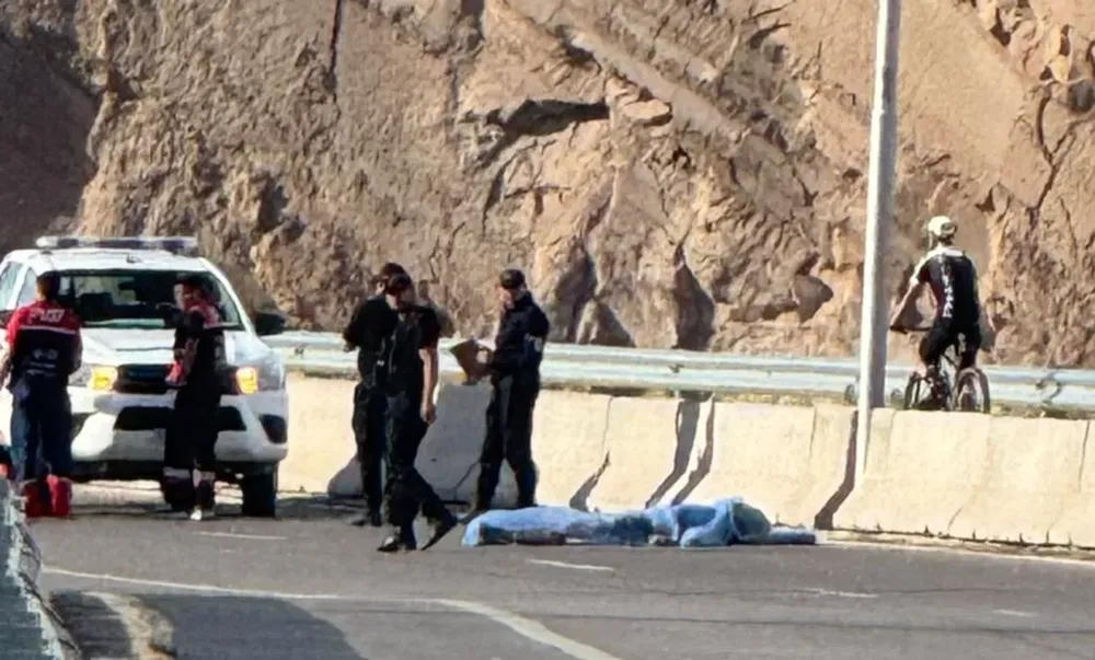 Tragedia: un ciclista se estrelló contra un muro bajando el paredón y falleció