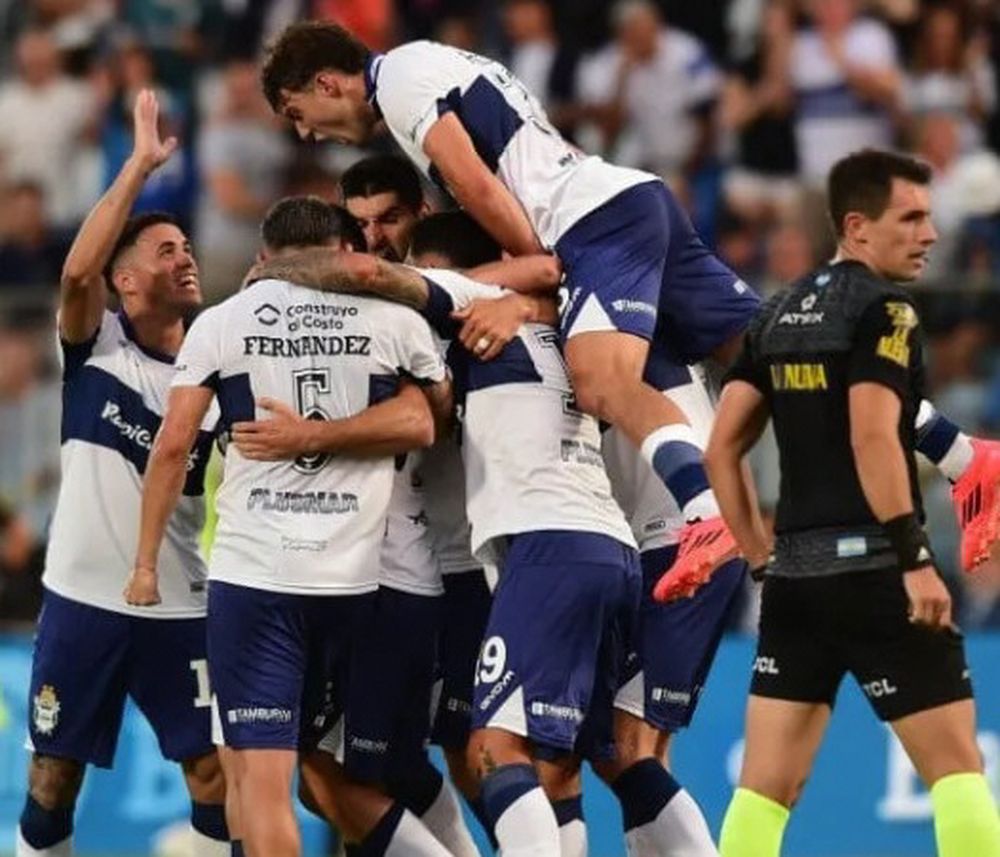 Puro festejo. Los jugadores de Gimnasia celebran uno de los goles del triunfo.