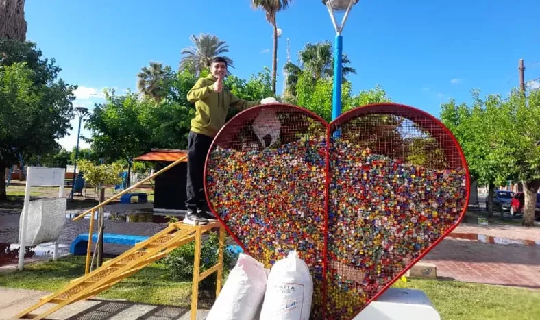 Tras pesas las tapitas recolectadas, los estudiantes de 25 de Mayo las depositaron en el corazón gigante que el municipio instaló en la plaza principal para tal fin.