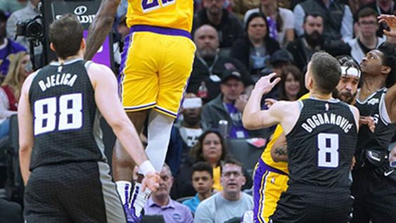 LeBron, otro homenaje a Kobe