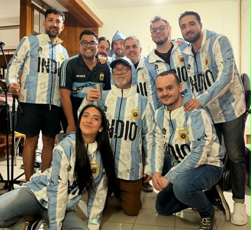 Las diferentes etapas del Indio Solari sonarán en el Kümmel con El Pela Aguilera, Vía 66 y equipo.&nbsp;