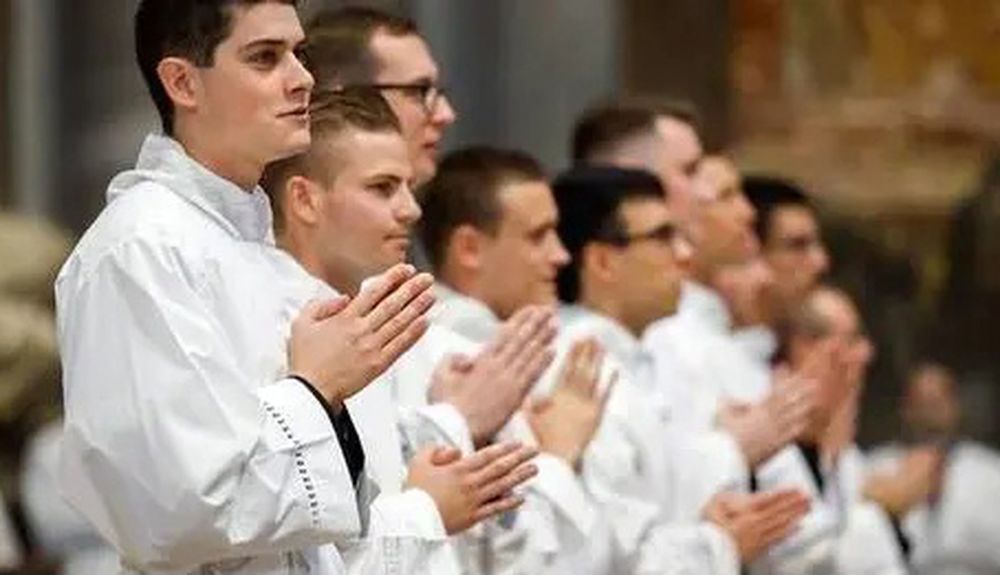 EN LA IGLESIA CATÓLICA, los diáconos son hombres ordenados que sirven a la Iglesia como ministros. Su función principal es el servicio, tanto en la liturgia como en la caridad.