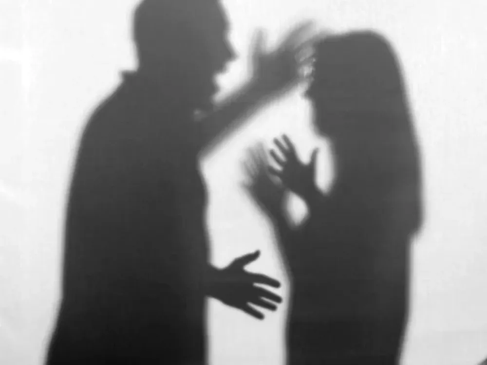 “No me vas a engañar en mi cara”: por celos, atacó y agredió a su pareja en una lomoteca pero zafó de prisión