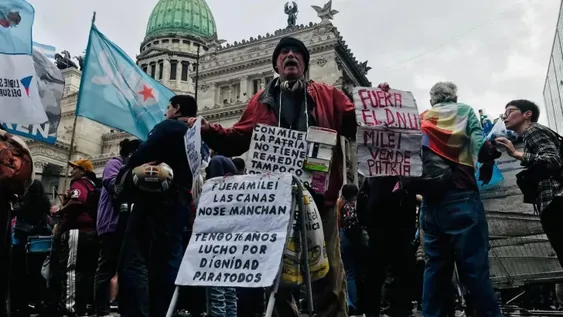LA PREVIA. La CGT se sumó ayer a la marcha de jubilados. Hoy para por 24 horas.