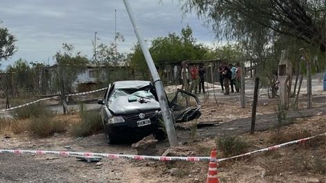 Grave accidente en Caucete: un auto chocó contra un pilar, una persona murió y hay otra en estado delicado