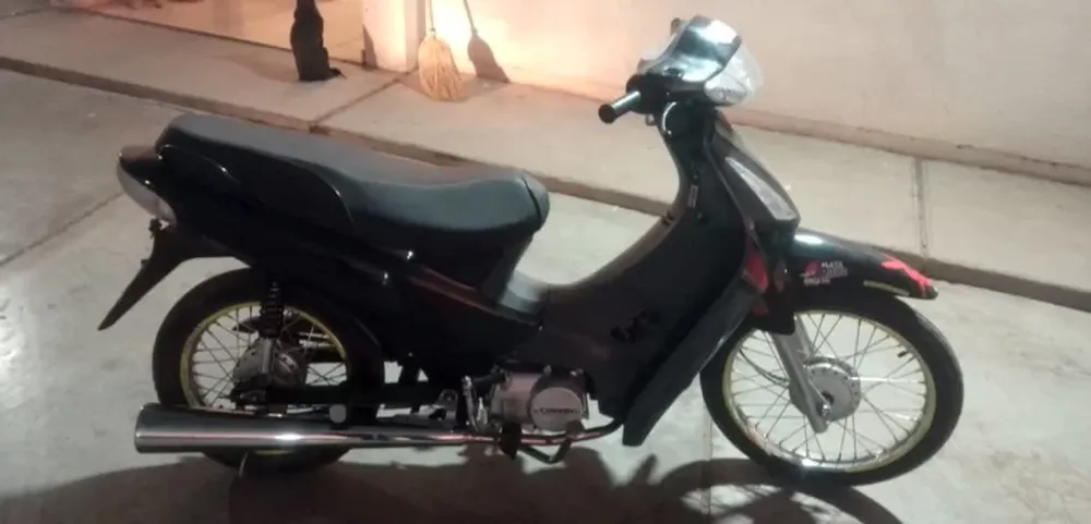 Robó una moto de la puerta de un boliche, la policía lo sorprendió y logró escapar corriendo