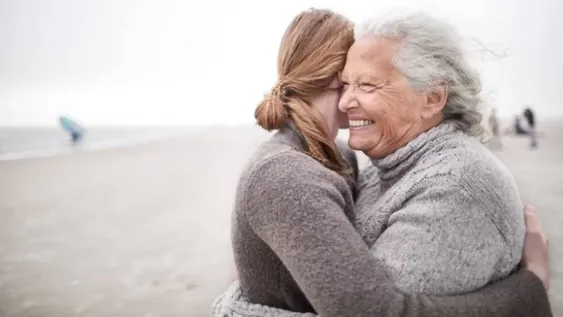 En Gran Bretaña se podrá abrazar a familiares y amigos