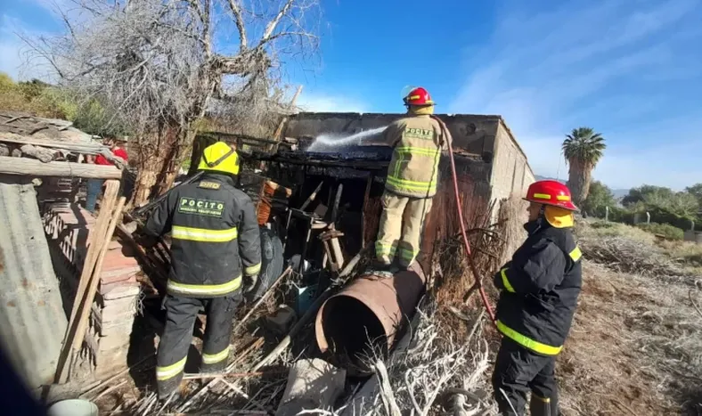 Se incendió un gallinero y apagaron el fuego justo antes de que alcanzara a una vivienda