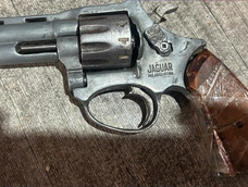 El arma secuestrada en los allanamientos por el robo a un remisero en Pocito. El arma secuestrada en los allanamientos por el robo a un remisero en Pocito.