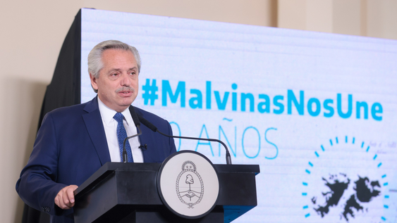 Alberto Fernández volvió a cargar contra Javier Milei y cuestionó la política de Defensa del Gobierno.