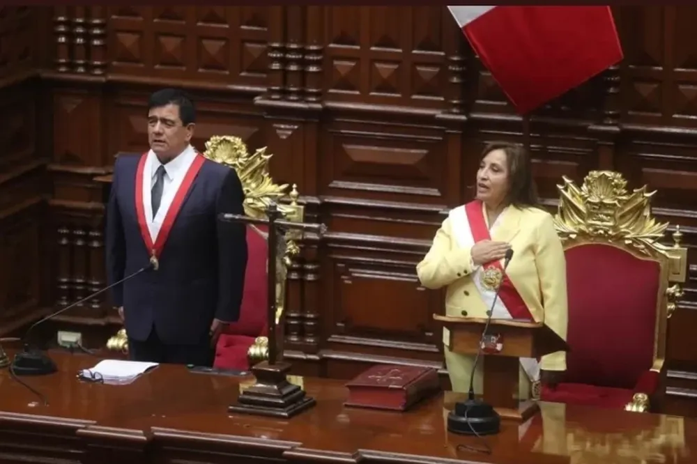 Dina Boluarte, abogada de izquierda y perfil bajo, es la primera presidenta de Perú
