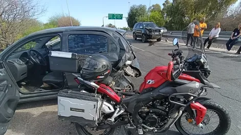 Fuerte choque en cadena en Avenida de Circunvalación terminó con un motociclista hospitalizado