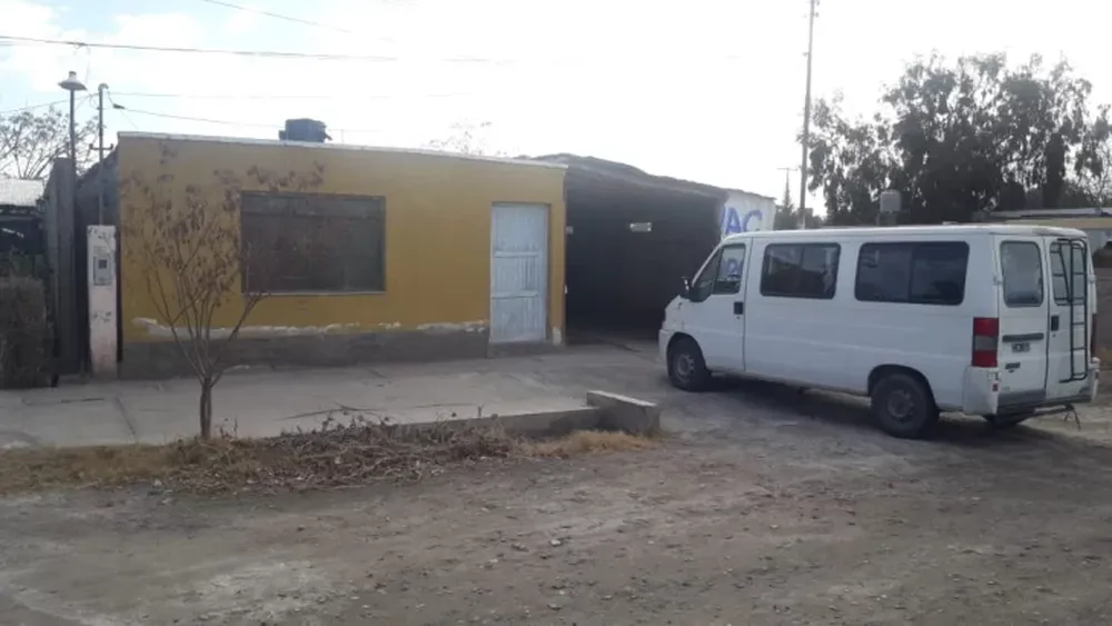 Llegó a San Juan escondida en un camión y aislaron a toda su familia