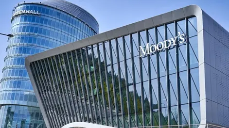Moody’s mejoró la calificación de la deuda argentina por el acuerdo con el FMI y la salida del cepo