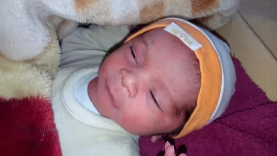 Policías parteros: cuatro efectivos trajeron al mundo a un bebé en 25 de Mayo