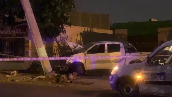 Estrelló su camioneta contra un poste de cemento
