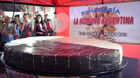 Preparan un alfajor de 600 kilos como atractivo turístico en un pueblo bonaerense