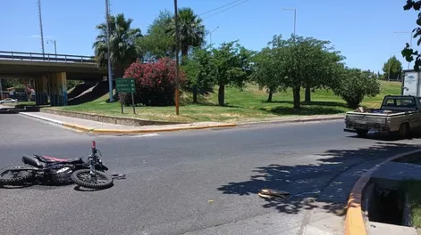 Motociclista sufrió severa fractura tras colisionar con una camioneta en Avenida Libertador