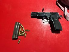 El arma y las municiones secuestradas por la Policía. El arma y las municiones secuestradas por la Policía.