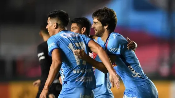 Arsenal cumplió con su obligación, recibió ayuda y llegó a los octavos de final