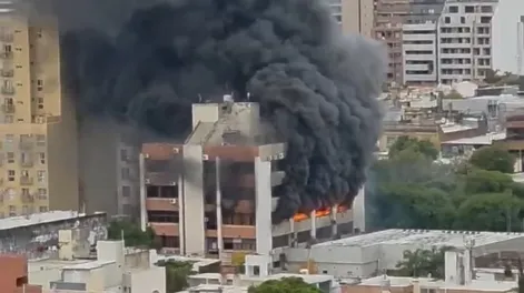 Impactante incendio en la sede de la obra social del Gobierno de Córdoba