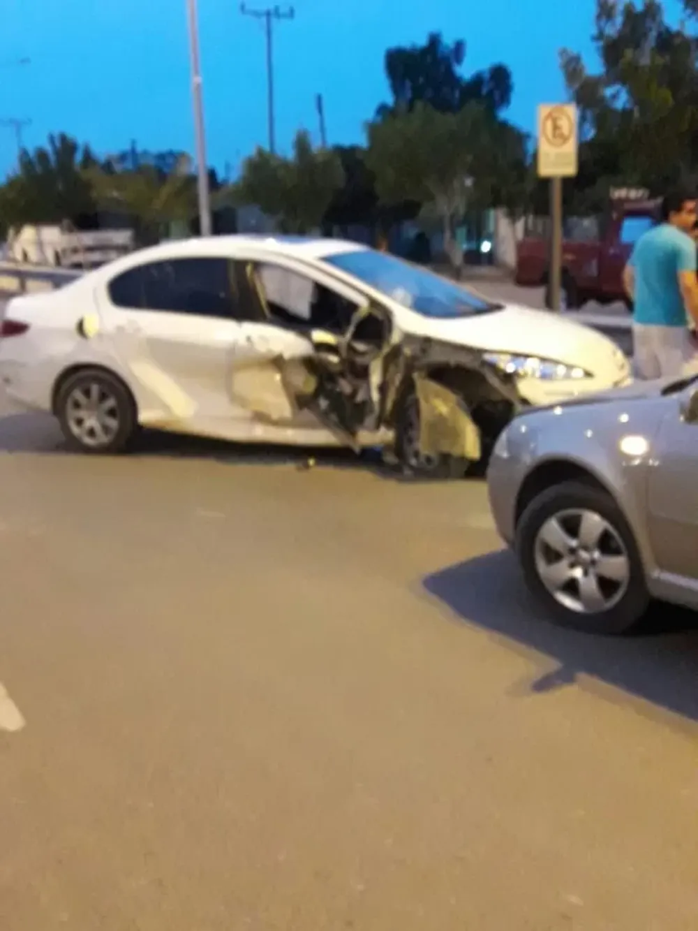 Fuerte choque entre dos autos dejó a uno de ellos destruido