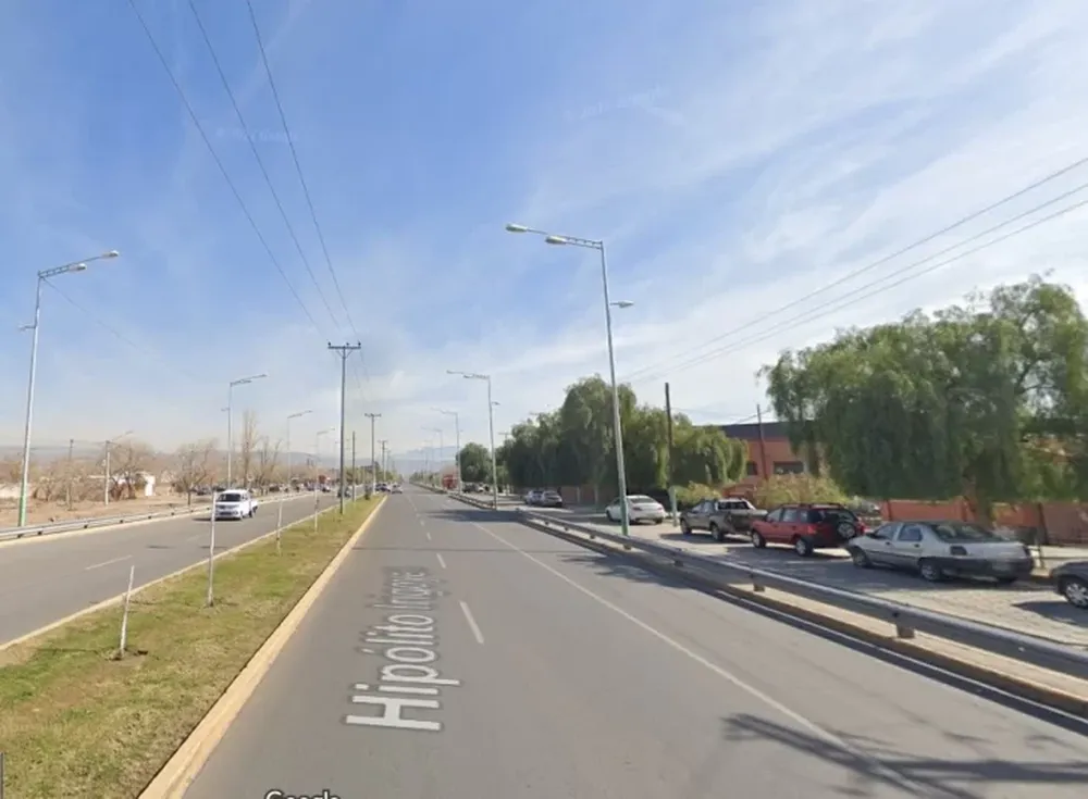 Perdió el control y terminó con su camioneta contra un poste de la luz