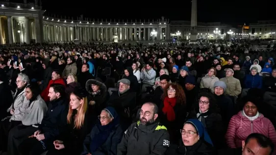 FIELES REZAN UN ROSARIO por la salud del Papa en la plaza de San Pedro.