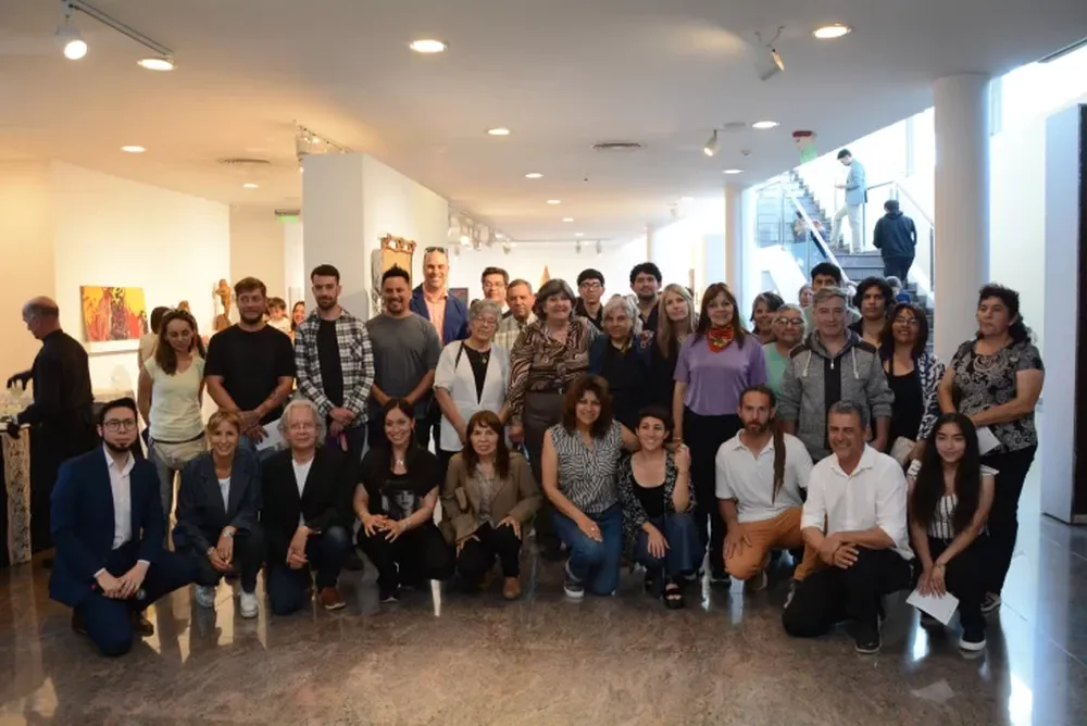 Juntos. Artistas iglesianos y calingastinos con el director del Museo Frankin Rawson, Emanuel Díaz Ruiz (al extremo izq. sentado), entre otros.