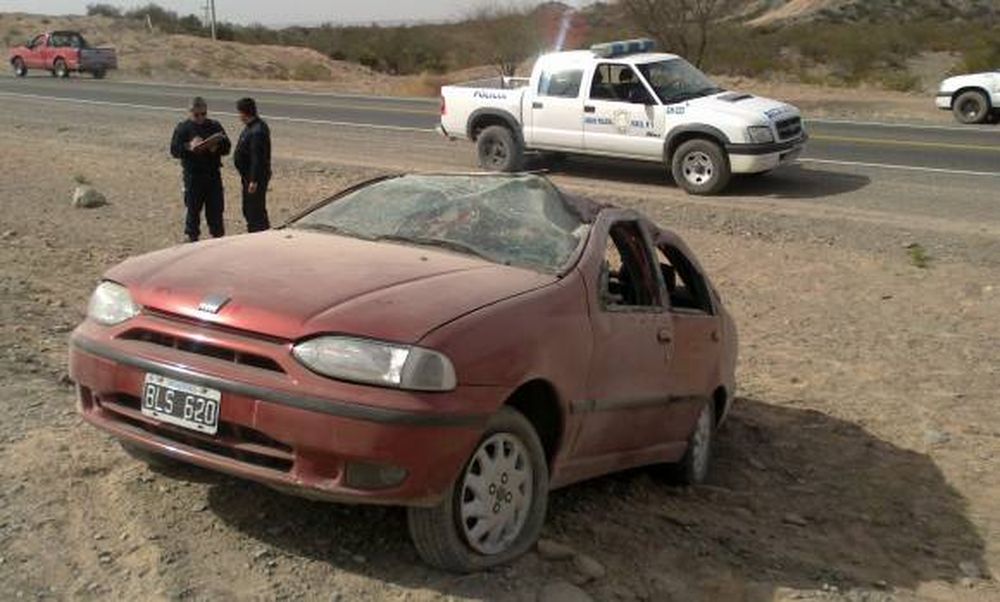 Tres heridos por un vuelco en ruta 141