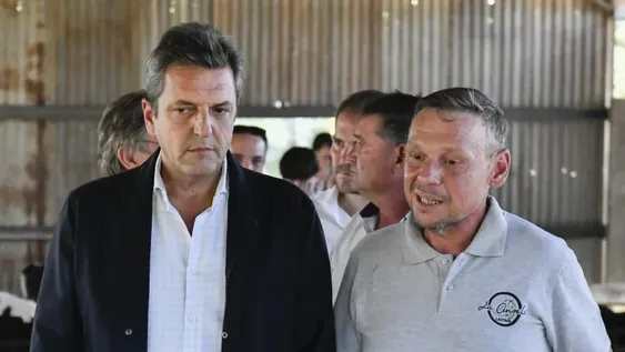 Massa sale en auxilio del sector de la lechería