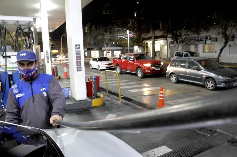 Por la falta de gasoil, el secretario de Energía culpó al Ministerio de Transporte por los cortes en las rutas