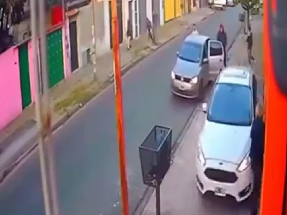 [VIDEO] Para que no le robaran el auto con su hijo adentro, aceleró y atropelló a una vecina