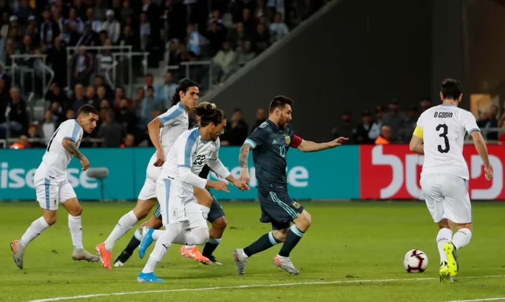 Messi rescató un empate para Argentina ante Uruguay