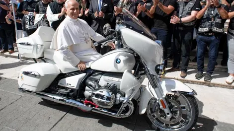 El Papa León XIV recibió una moto BMW: qué hará con ella