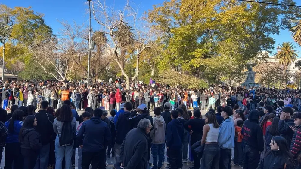 Multitudinaria convocatoria en la Plaza 25 de Mayo por el influencer Peter Regalos