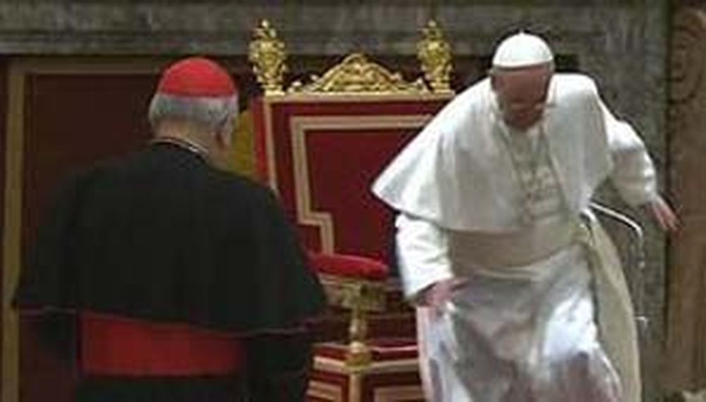 El papa y su primer tropezón