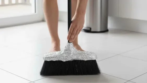 ¿Para qué sirve poner papel aluminio en la escoba? El consejo casero que pocos conocen.