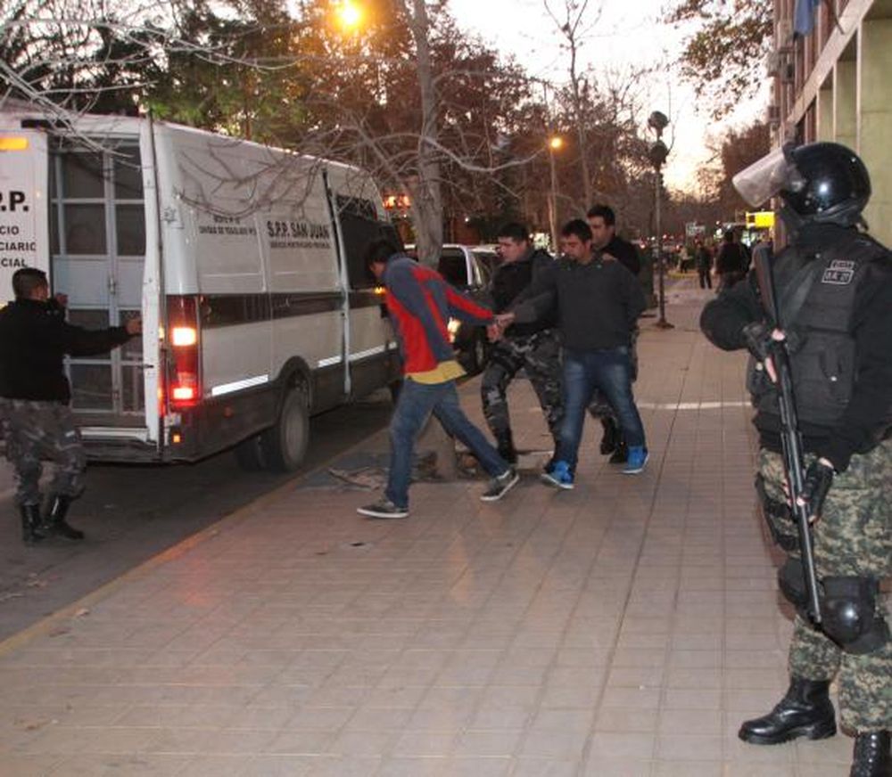 Gendarme y dos policías, en una banda que vendía drogas