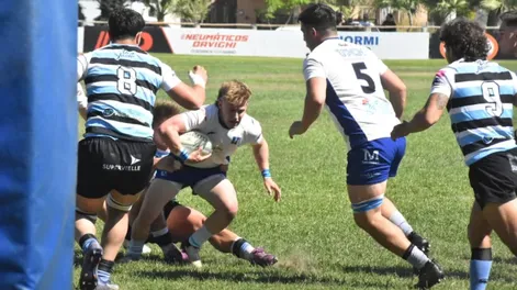 Derrota. Uno de los intentos para Univesitario, que no pudo con Liceo de Mendoza.