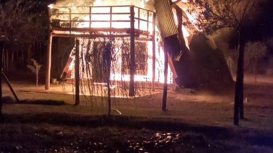 Se les quemó por completo su casa de fin de semana y creen que fue por un cortocircuito
