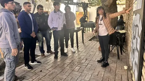 BAJO LAS PARRAS de la Casa Natal de Sarmiento, una de las actividades didácticas que se realizan en estas vacaciones de invierno.