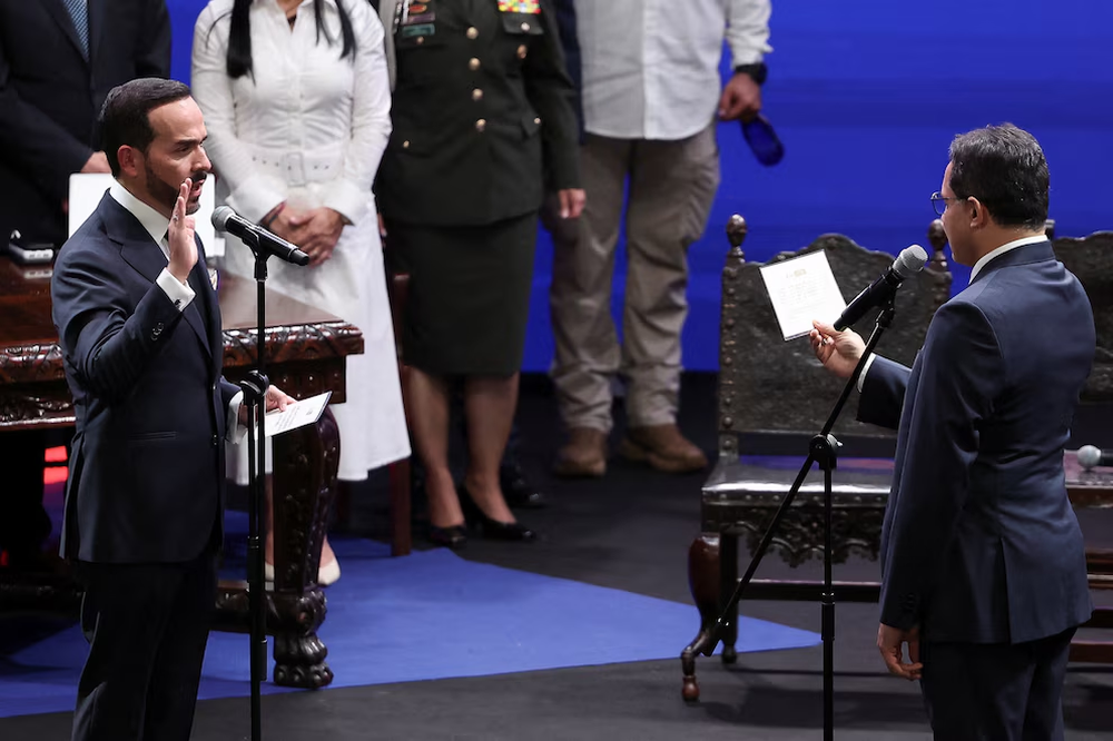 Abelardo De La Espriella tomando el juramento como presidente.