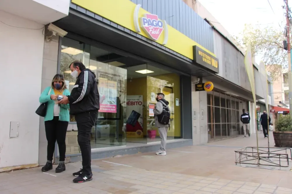 Abrieron los locales de pago de servicios: poca gente en las primeras horas