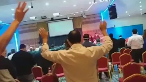 Pastor rompió la cuarentena e invitó a cientos de fieles a una celebración