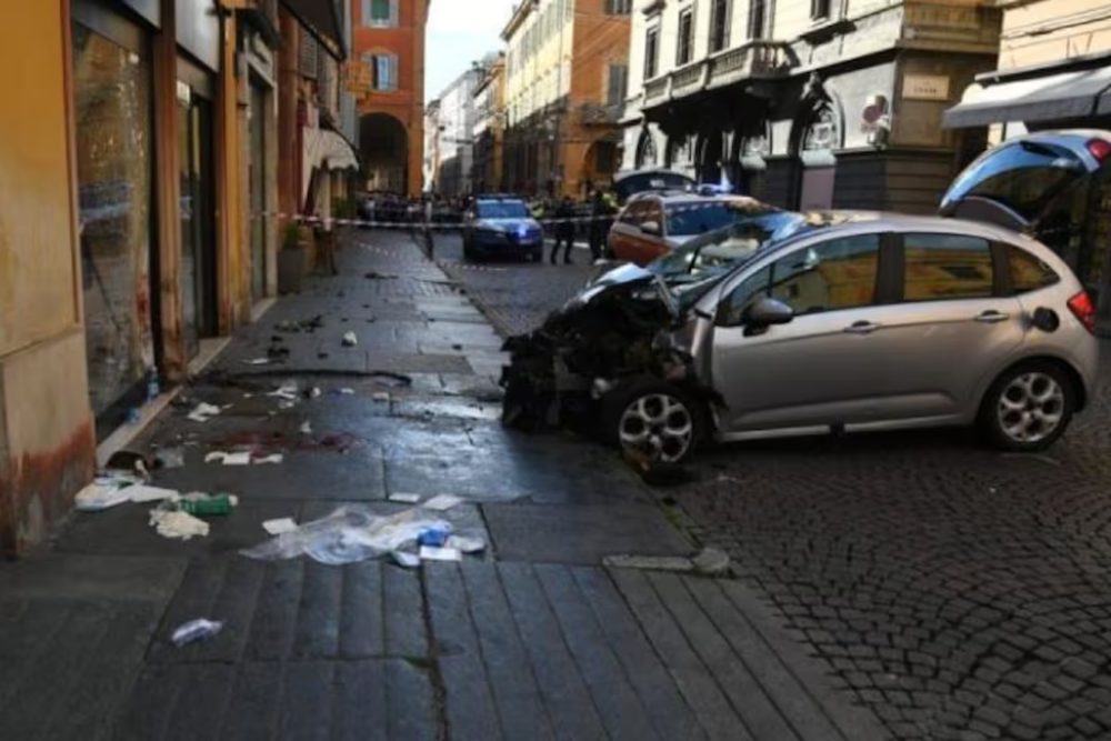 Un conductor arrolló a una multitud en Módena, Italia.