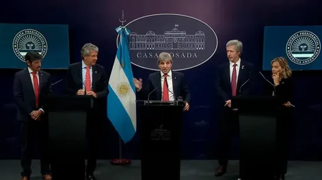 EN DEATLLE. El ministro Caputo y su equipo explicaron el alcance de las medidas.