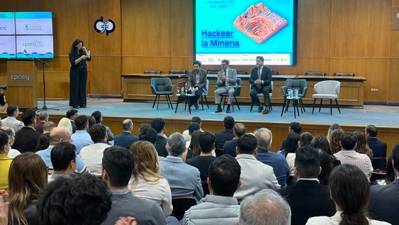 Encuentro cara a cara, eliminar problemas de escritorio y apuntar a un desarrollo horizontal, así fue el inicio de Hackear la Minería. Fotos: Daniel Arias