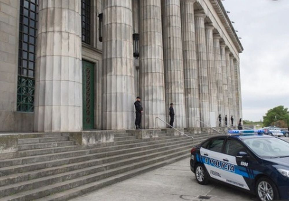 Un turista australiano fue apuñalado en la puerta de la Facultad de Derecho