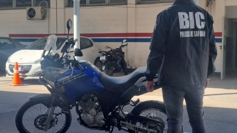 La policía sorprendió a dos menores que llevaban una moto robada
